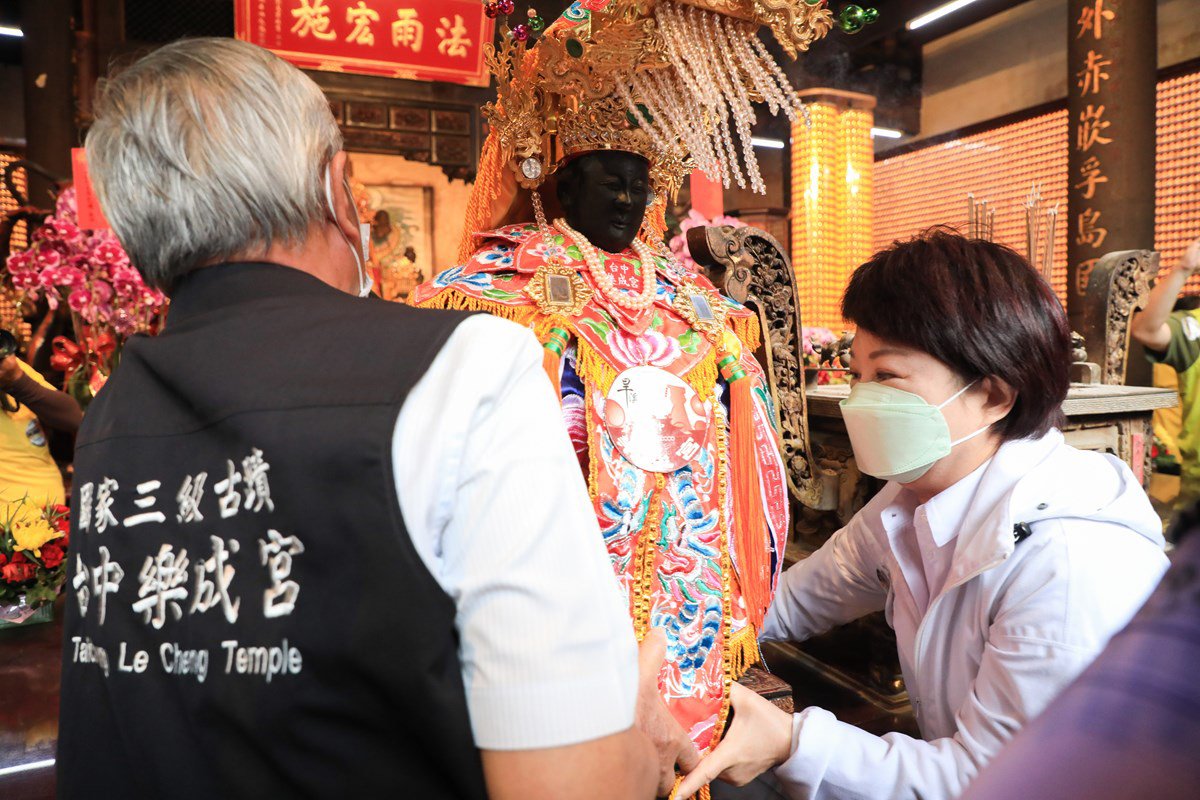 台中樂成宮「旱溪媽祖」1日起駕 盧秀燕:做好防疫平安繞境 1 盧市長恭迎媽祖上轎