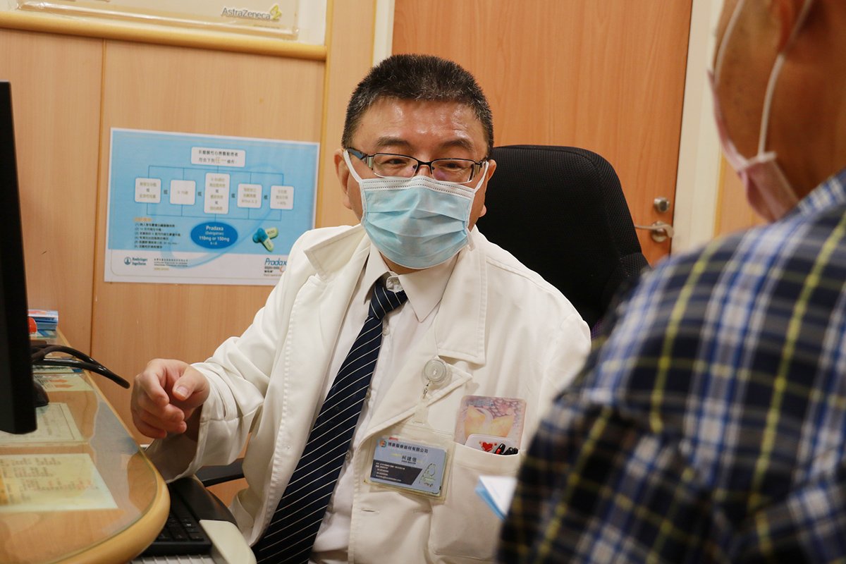 心肌梗塞心肺停止 急救、放支架、低溫療法救命 3 林茂仁主任提醒回診病人按時服用心血管藥物。