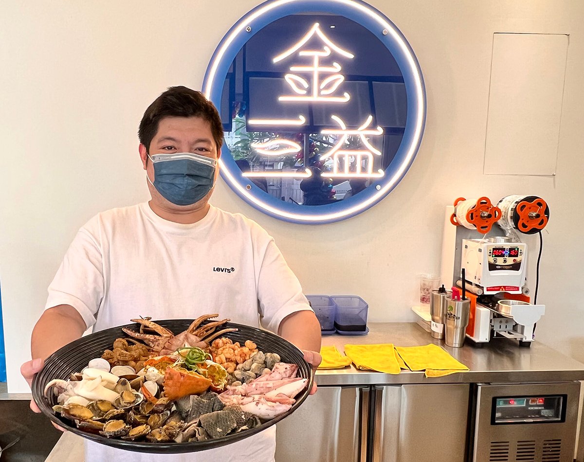 台南最浮誇系美食名店「金三益健康茶飲」的海鮮鍋燒意麵，首次進軍中部，插旗台中一中商圈