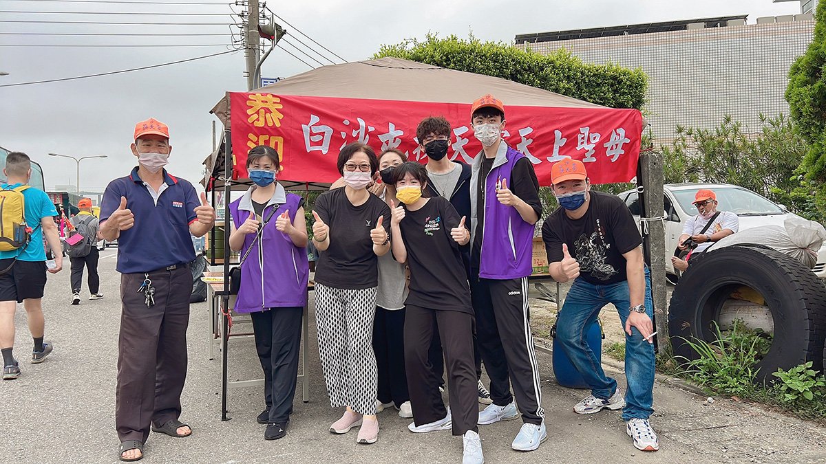 中醫大學生新創團隊「傳藺」參與白沙屯媽祖繞境活動，在苗栗縣白沙屯起假日發送仿藺