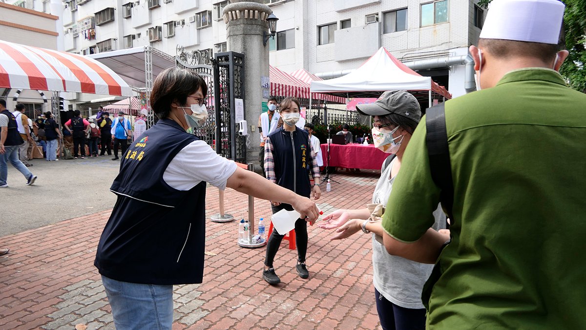 民政局人員特地在入口幫民眾噴酒精防疫