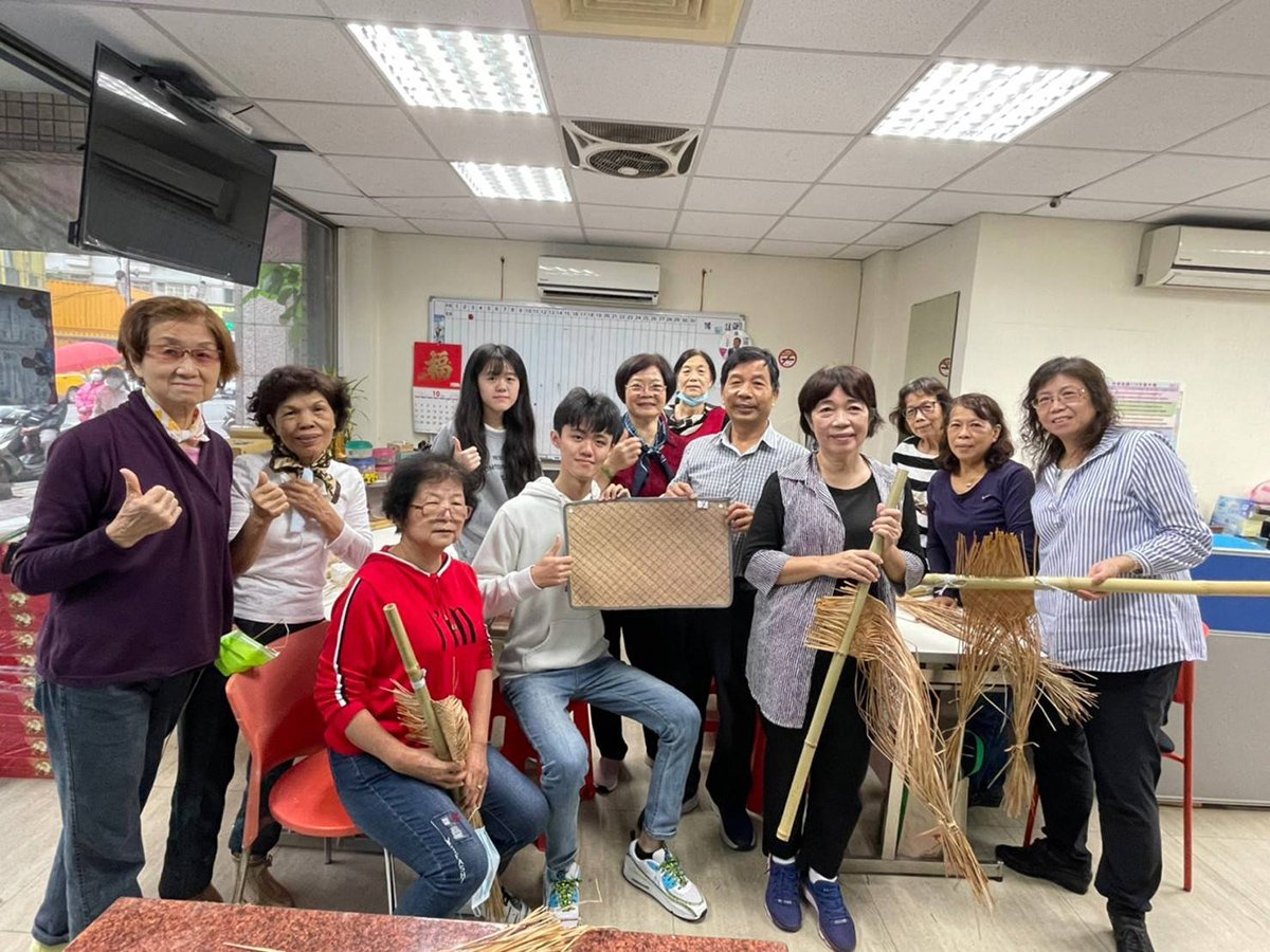 中國醫藥大學學生新創團隊開發苗栗苑裡藺草編織創新產品獲教育部創客金獎勵