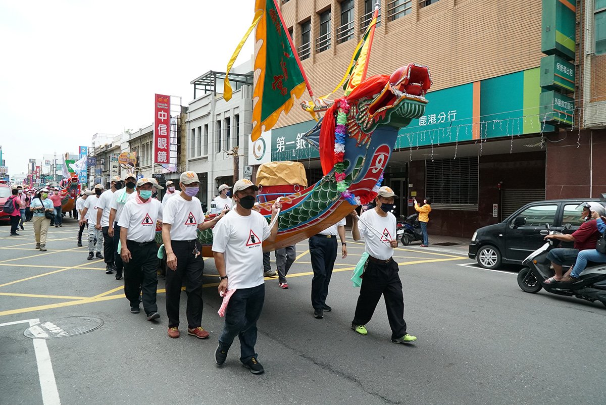 今年鹿港龍王祭共有12艘龍舟以陸上行舟的方式隨著神明繞境