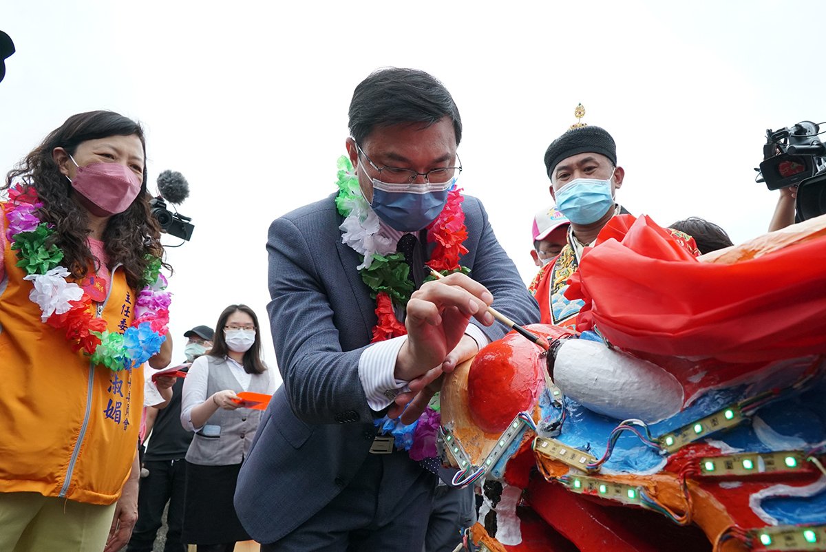 為龍舟開光點睛，完成龍王祭典儀式