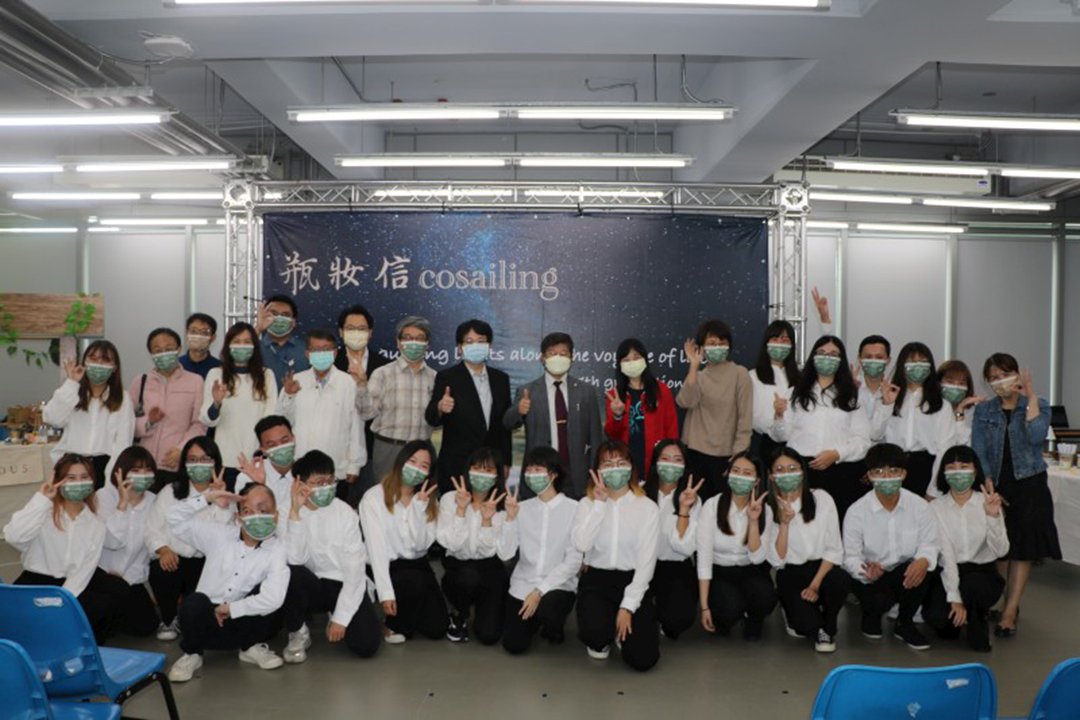 中國醫藥大學藥用化妝品學系第十七屆畢業展美豔登場 3 中醫大藥妝品系第畢業展開幕與會師長合影-800