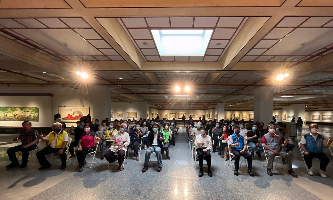 陳士侯畫展開幕式貴賓雲集，因防疫因素大合照貴賓不起身並嘉大距離