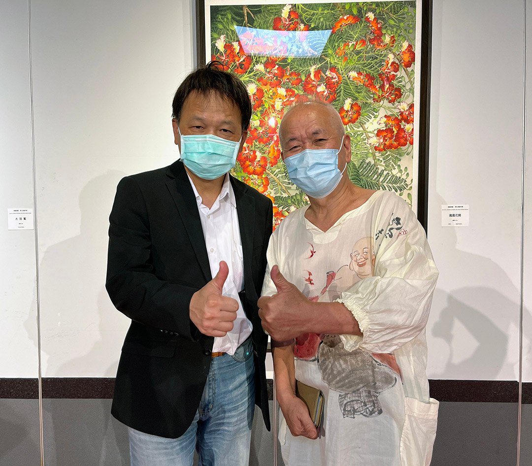  陳士侯(右)在港區藝術中心辦畫展，中市文化局副局長曾能汀到場祝賀
