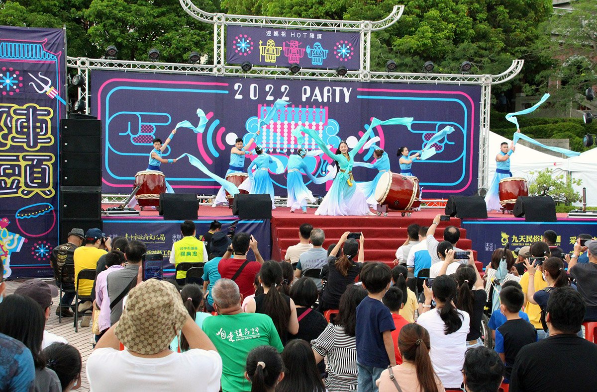 迎媽祖HOT陣頭 港藝登場四大演藝團隊跨界展演陣頭派對 1 宋坤傳藝演出「水袖仙鼓」展現飄逸、婀娜的美感
