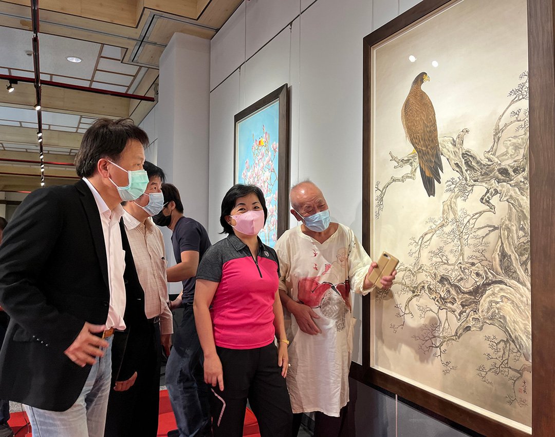  陳士侯(右1)向到訪貴賓導覽解說作品《大冠鷲》，依序為立法委員楊瓊瓔、臺中市政府參事陳志聲與文化局副局長曾能汀