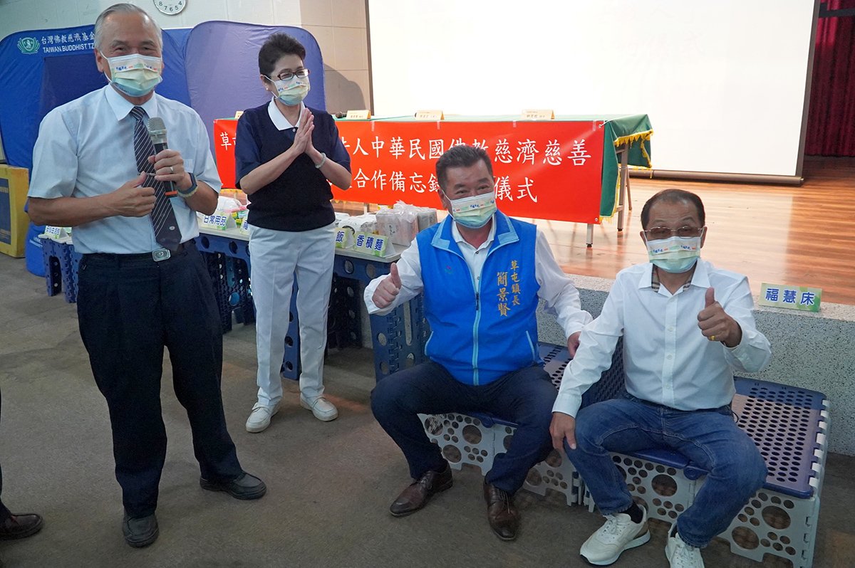慈濟志工許昆龍介紹各項救災物資-福慧床