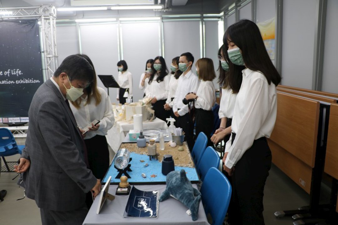 中國醫藥大學藥用化妝品學系第十七屆畢業展美豔登場 1 王陸海副校長等師長參觀畢業展的彩妝產品