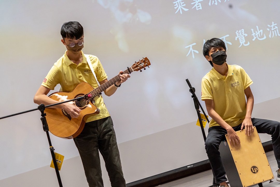 中國醫藥大學福智青年社舉辦母親節「幸福之舟」活動 1 福智青年演唱祝福歌曲