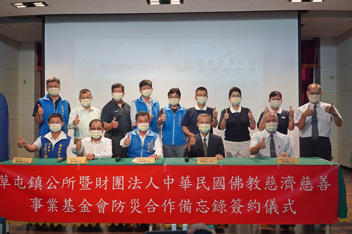 簽約儀式圓滿後合影相互鼓勵DSC01315