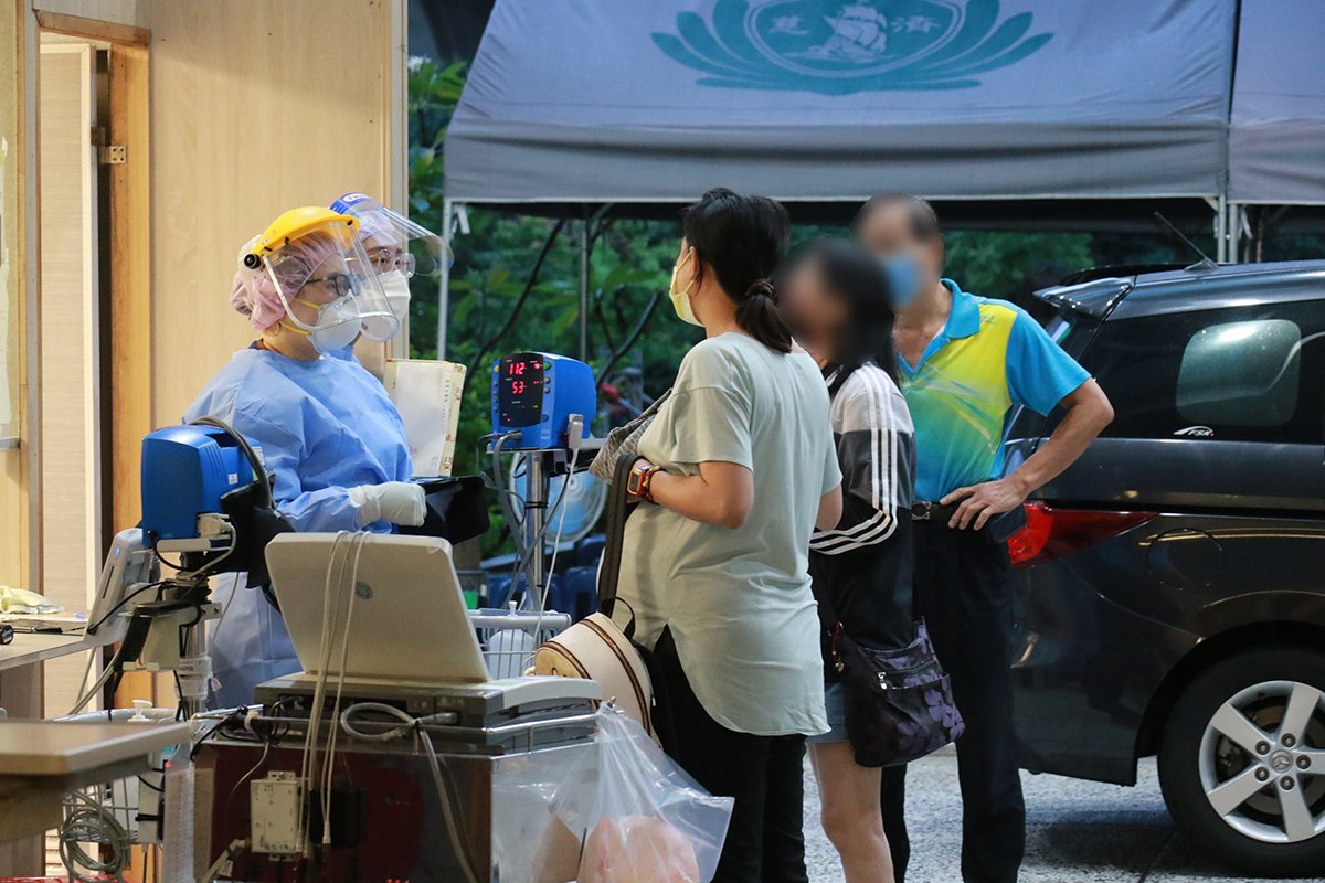 待產日確診 臺中慈濟醫院剖腹產出健康男嬰 母子均安 1 確診孕婦在家人陪同下抵達臺中慈濟醫院急診報到。
