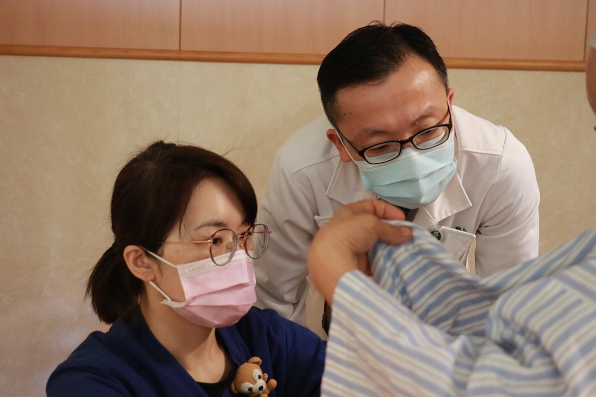 病人接受治療，術後恢復成效良好