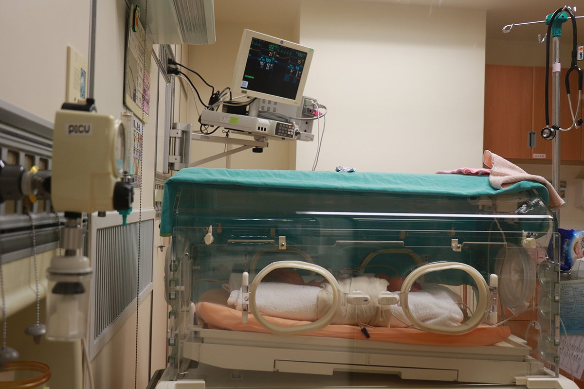 待產日確診 臺中慈濟醫院剖腹產出健康男嬰 母子均安 4 剖腹手術完成後母子均安,健康男嬰篩檢陰性。