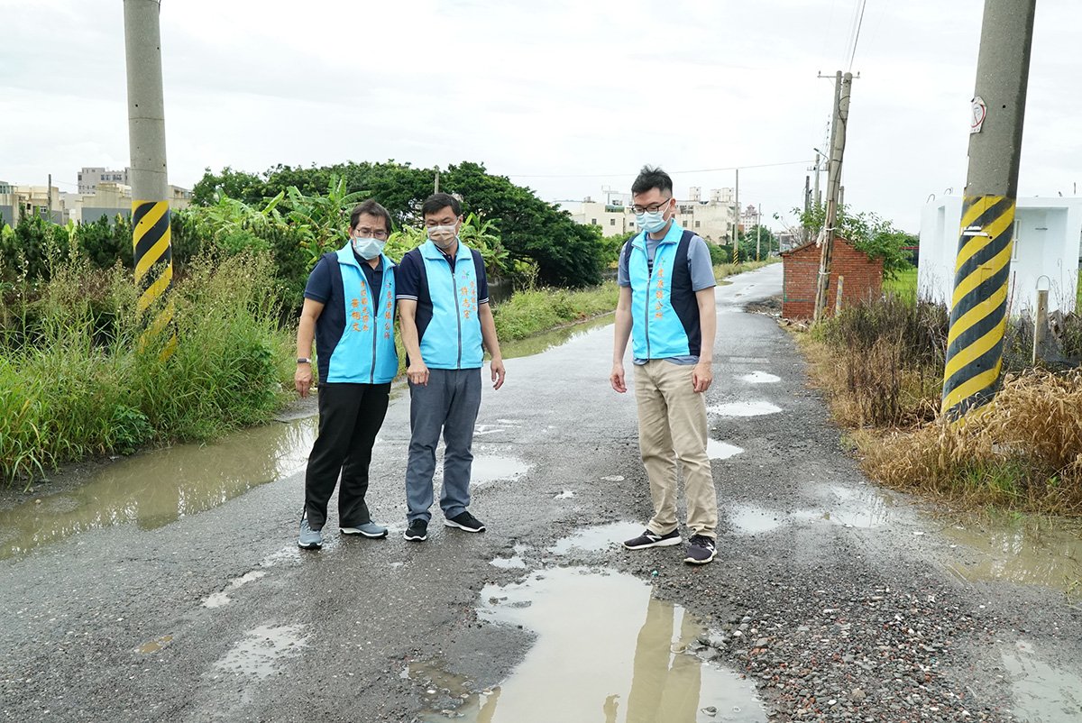 鹿港鎮南分圳排水水防道路年久失修，又經常有重車出入，造成路基坍塌、柏油路面凹陷