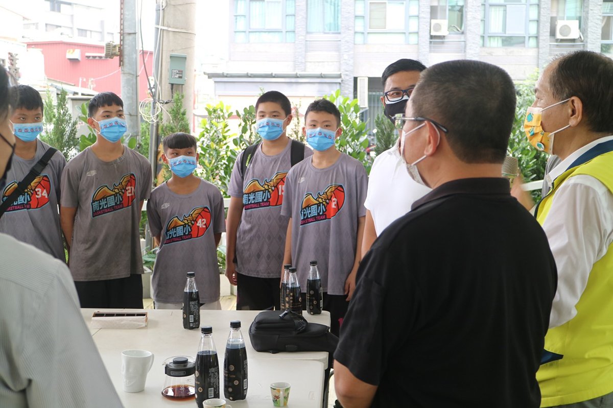 柬埔寨扶輪社捐贈籃球 支持南光小將體育發展 1 S 87564618