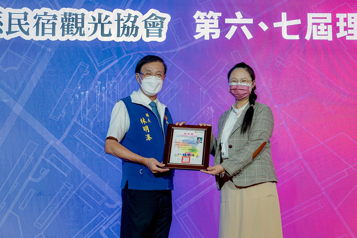 南投縣民宿協會理事長交接 縣長親自前往頒證 1 S 95567980
