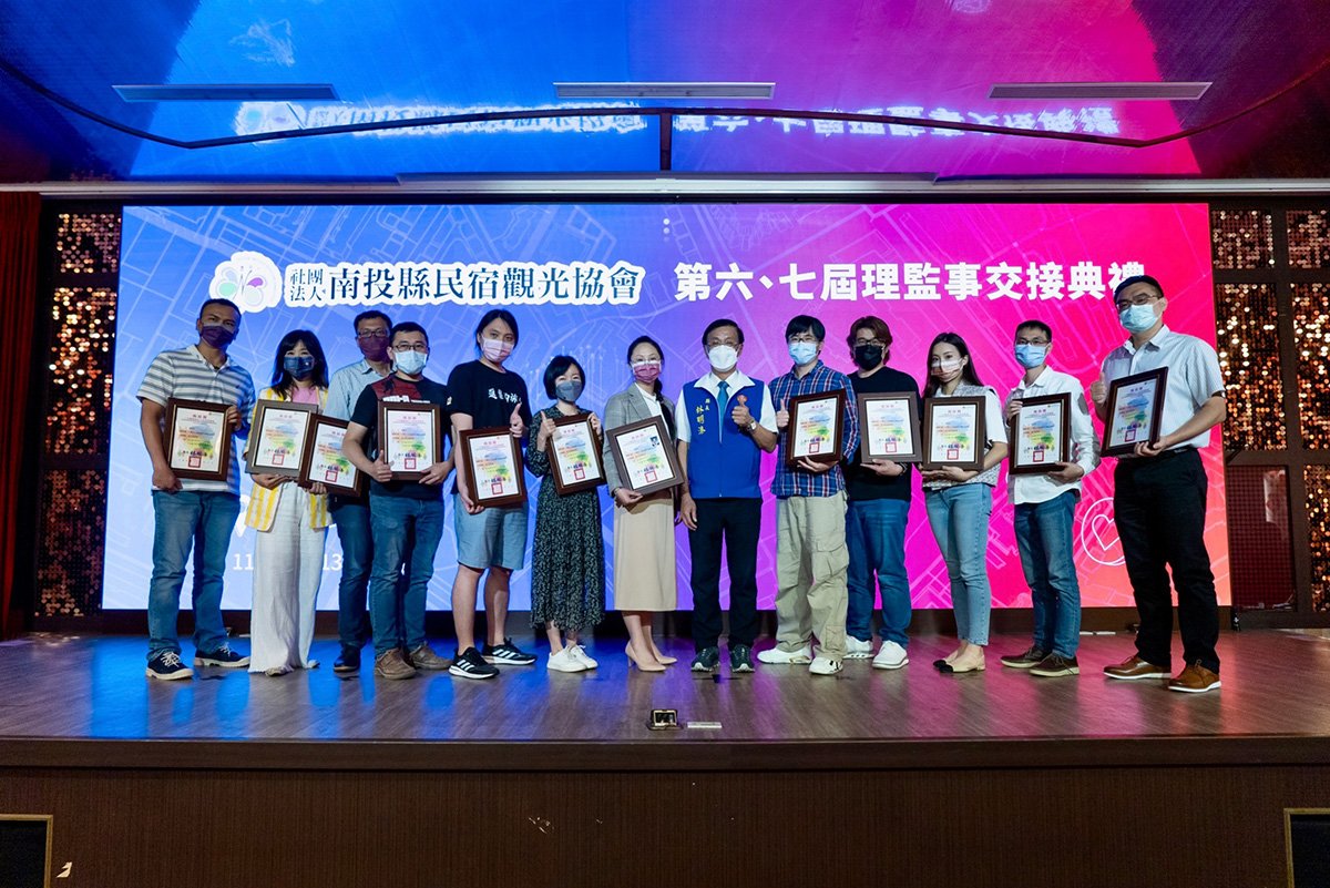 南投縣民宿協會理事長交接 縣長親自前往頒證 2 S 95567982