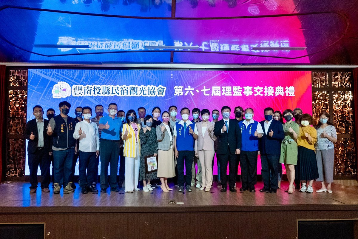 南投縣民宿協會理事長交接 縣長親自前往頒證 3 S 95567983