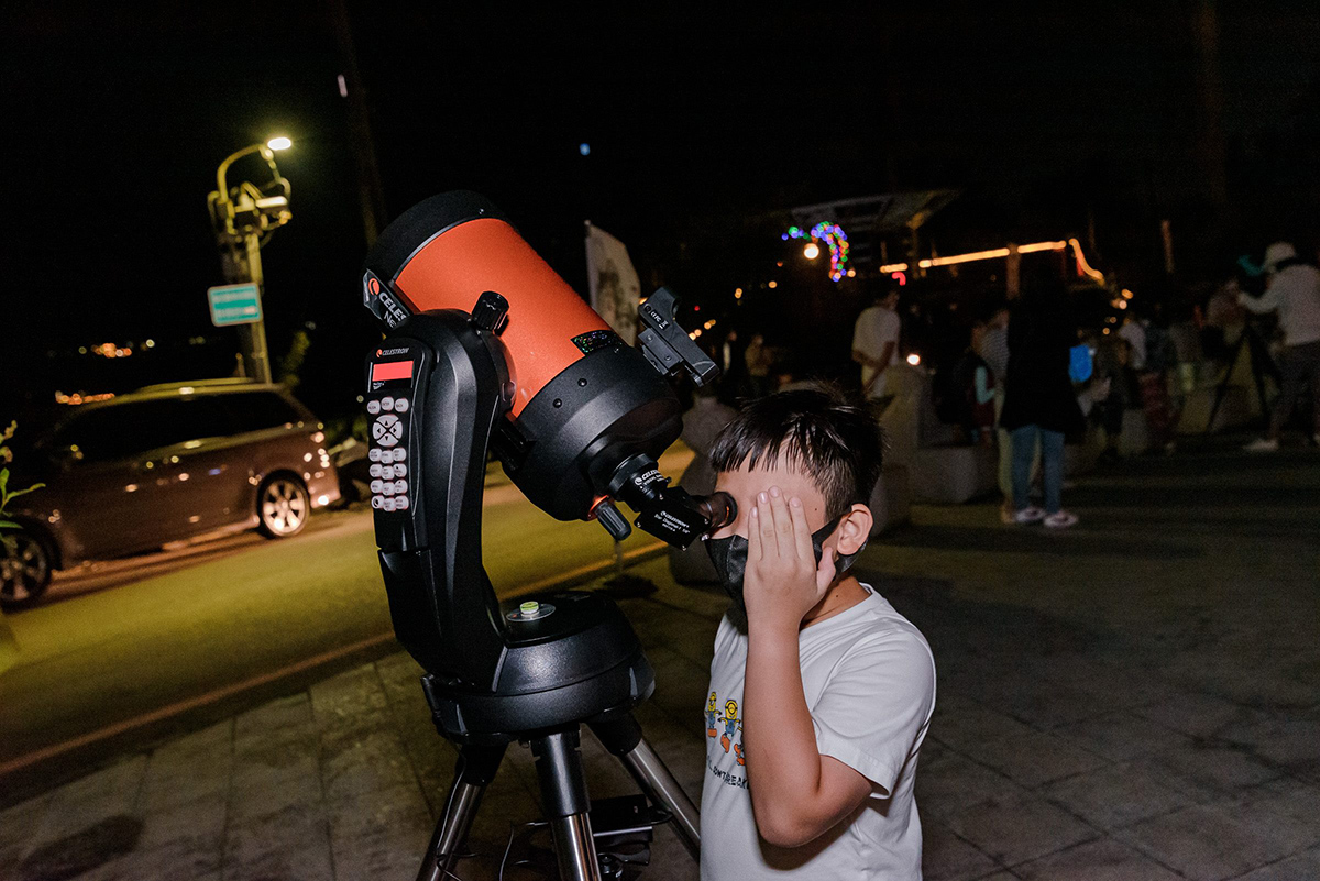 天文老師將帶領大小朋友以專業設備體驗觀星樂趣。