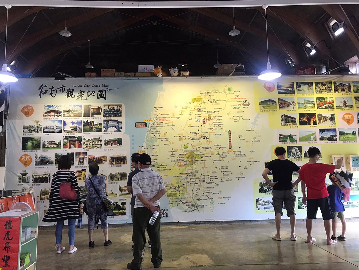 端午連假解悶來臺南 旅客較勞動節多3成3 3 德元埤的大型觀光地圖讓遊客駐足觀看
