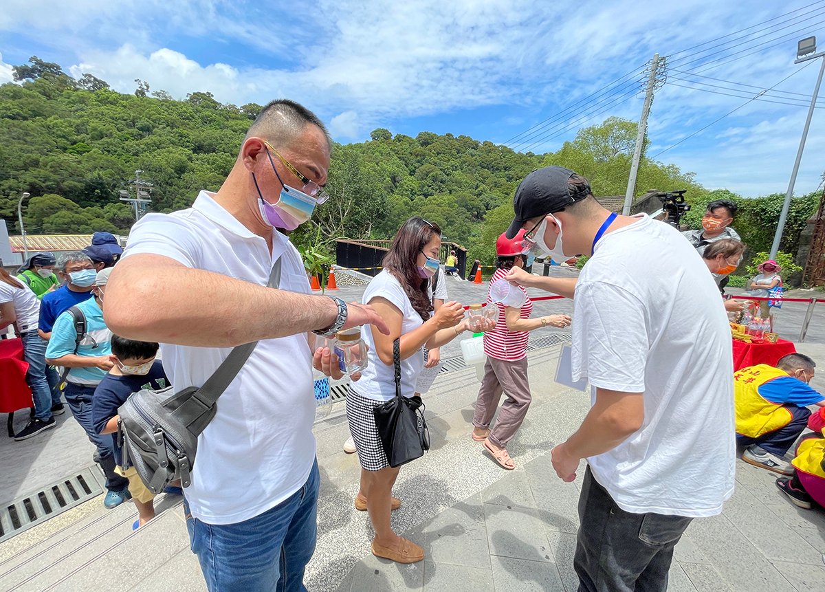 端午劍井平安午時水! 即日起至6/10限量50份線上抽 1 每年端午節民眾都會依照傳統習俗來取午時水-與艾草-菖蒲等一起煮沸後沐浴淨身-保佑開運又平安健康