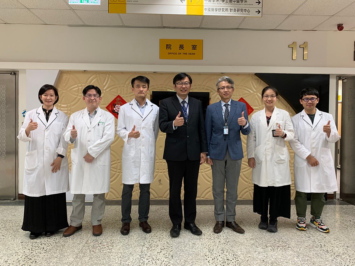 中國醫藥大學中西醫合作免疫研究國際團隊研究成果躍登國際科學期刊《免疫學》封面 2 顏宏融院長與中西醫合作免疫研究團隊開心分享研究成果喜悅。圖二