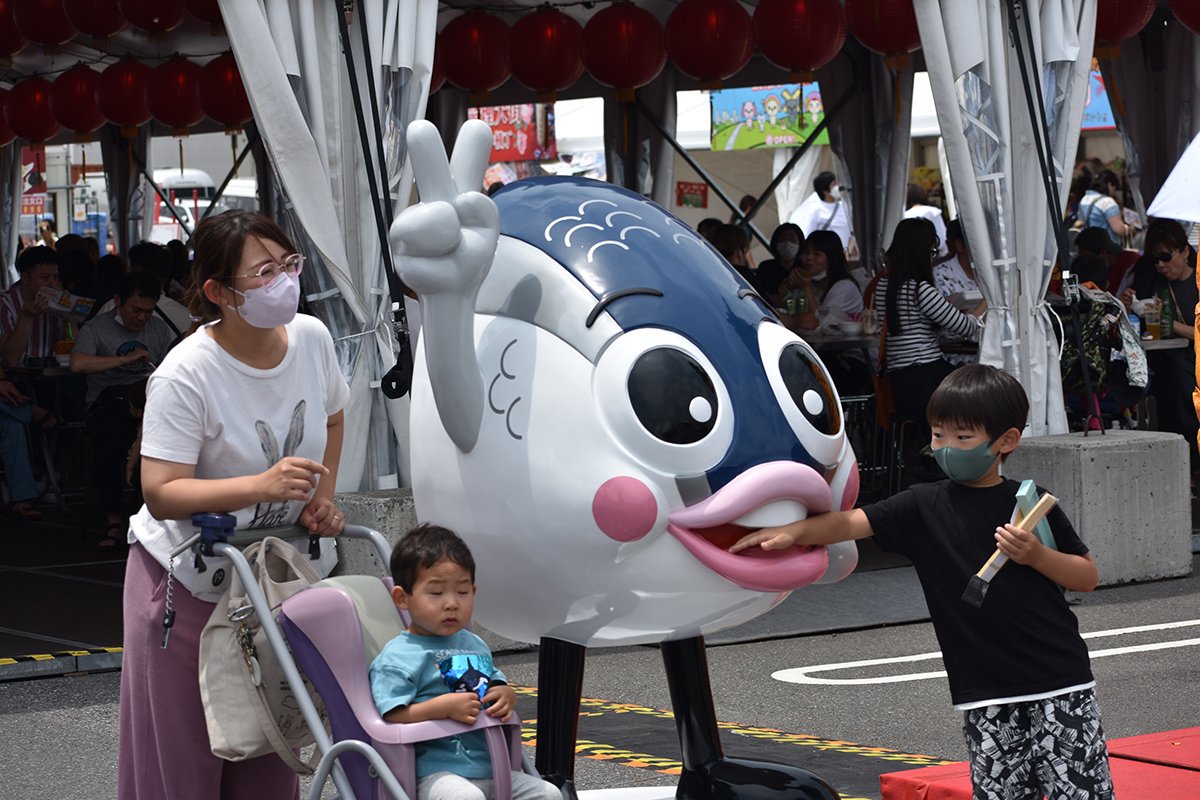 魚頭君受到當地民眾歡迎許多父母帶小孩拍照