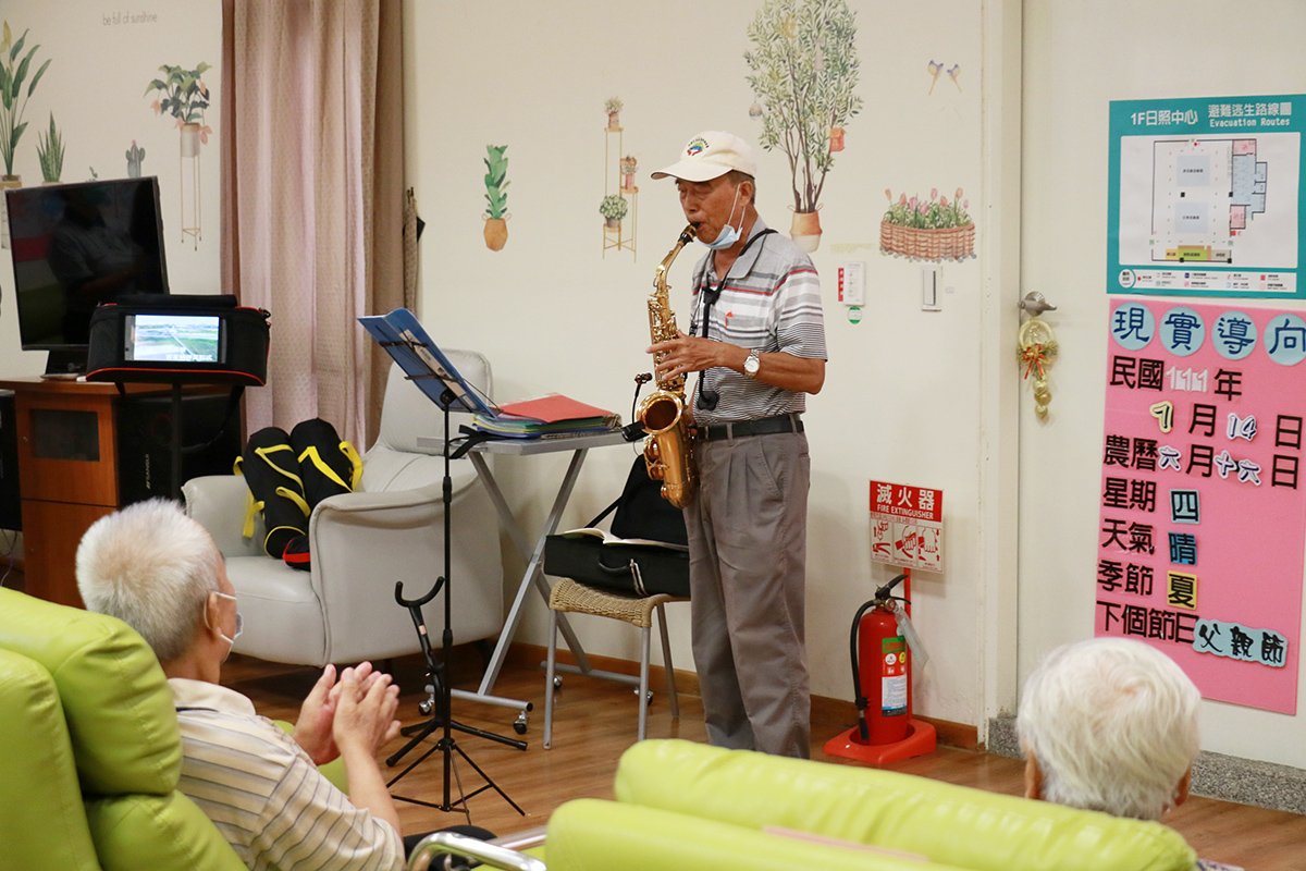 彭德豐表演曲目有國語、台語老歌和兒歌及客家歌。