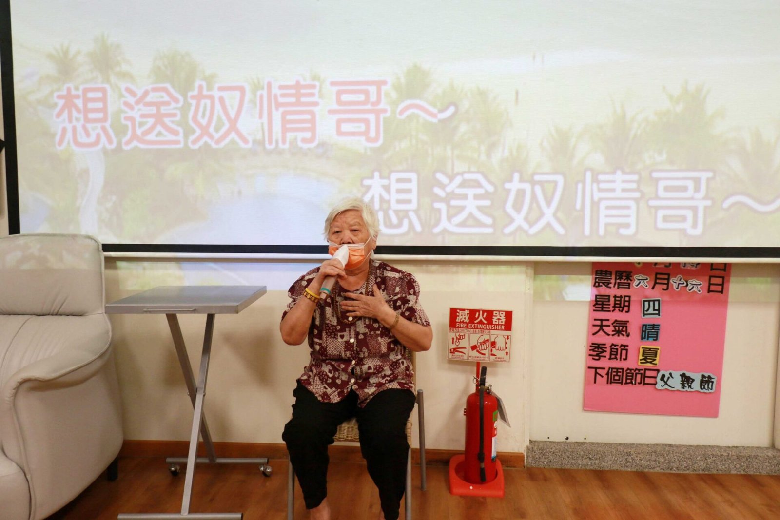 彭德豐從家屬成志工 薩克斯風膚慰日照長輩 2 月香阿嬤聽到熟悉的客家歌曲,就會拿起麥克風跟著唱。