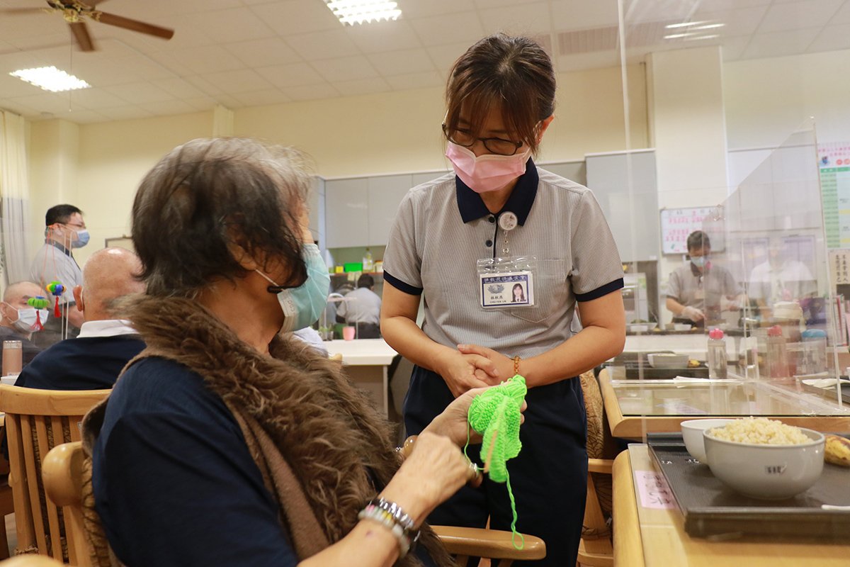 彭德豐從家屬成志工 薩克斯風膚慰日照長輩 1 日照中心主任林秋燕(右)表示音樂可以讓長者放鬆心情,延緩失智與失能。