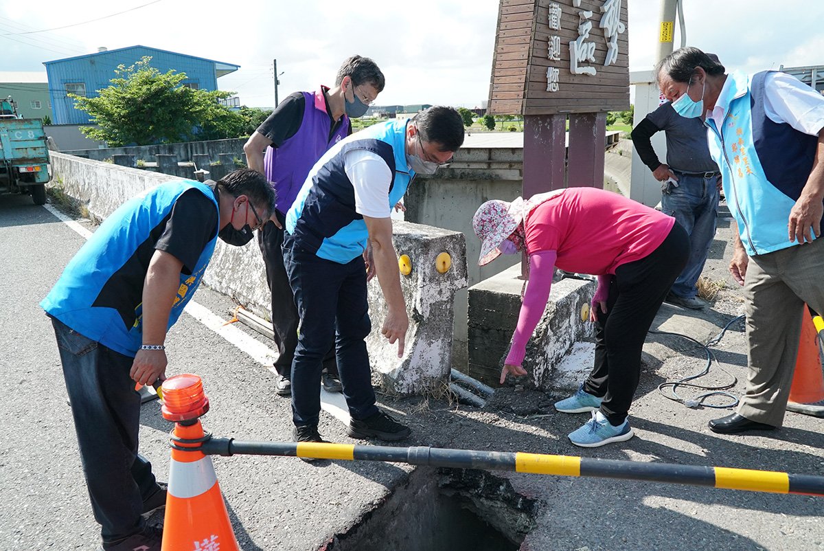 鹿港公所即時應變危機處理半人高的「天坑」 2 DSC07242