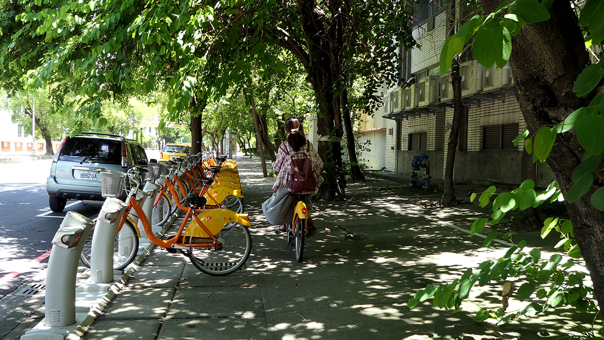 谷關遊玩的民眾，騎乘YouBike欣賞美景後，再去享受泡湯，健康運動又達到休閒效果。