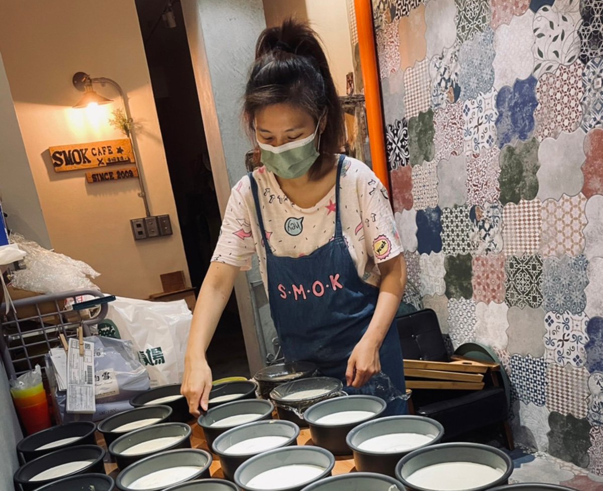 南開科技大學與知名乳酪蛋糕店SMOK合作推出百香果乳酪蛋糕