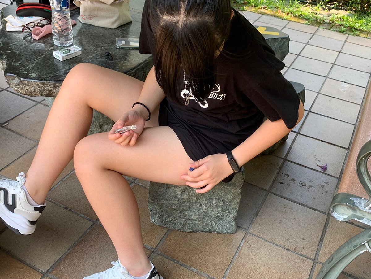 濟眾水、電解液或白花油、薄荷油、曼秀雷敦軟膏等，抹在太陽穴、腋下…等位置，來緩緩解因天氣炎熱造成的不舒服感。