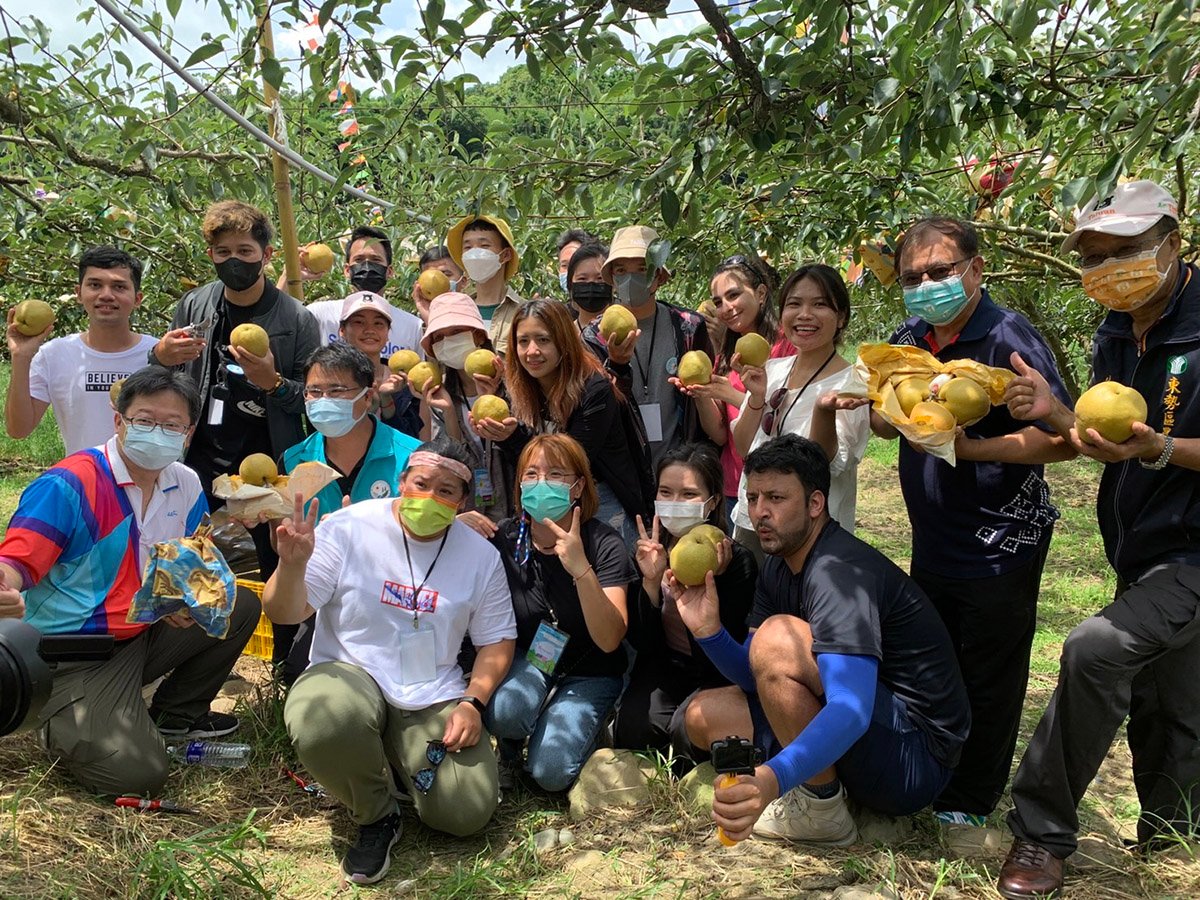 10國的國際學生 東勢採梨體驗農業旅遊 1 10國的國際學生,到東勢採梨子並導覽解說高接梨栽培過程,深入了解臺灣農特產品,行銷推廣台中東勢農業休閒旅遊。