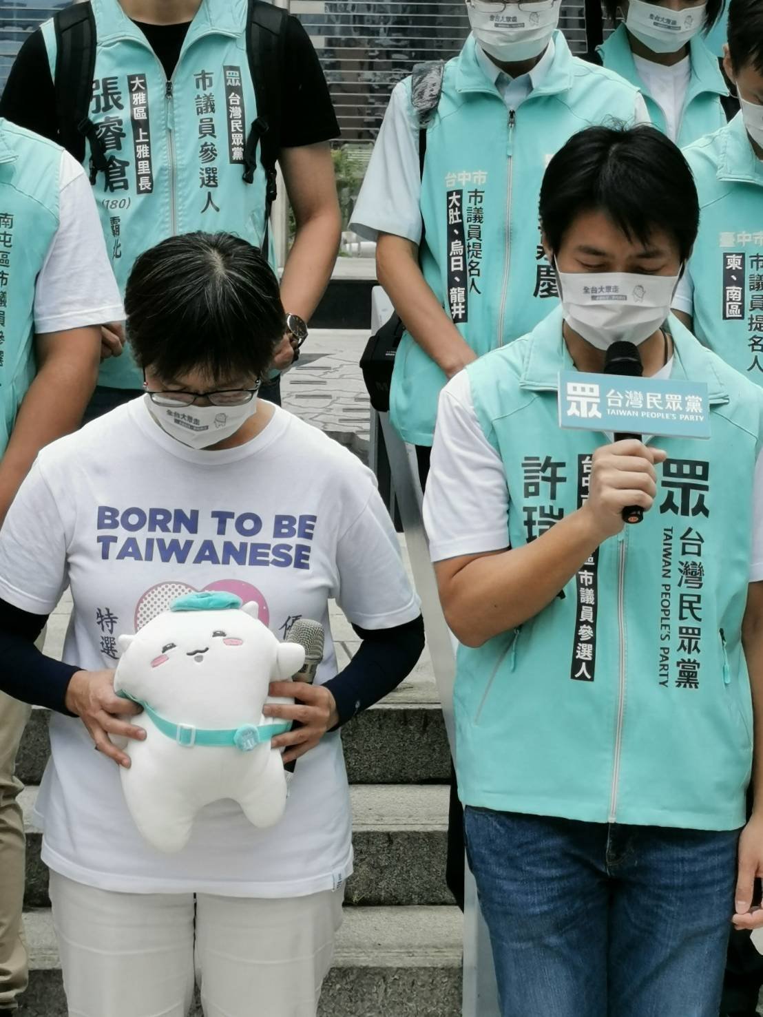 中西區市議員參選人許瑞宏帶領禱告，左為立委蔡壁如