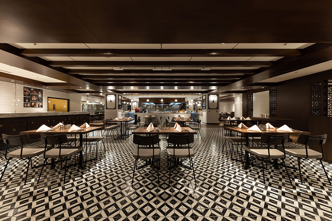 JR東日本大飯店台北鉑麗安BRILLIANT全日餐廳有閃亮、燦爛之意，半開放式的廚房空間寬敞明亮