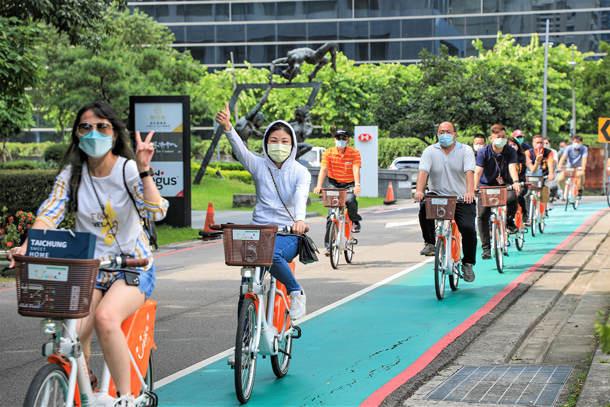 在台中市騎乘腳踏車可以欣賞不同的景色-公共自行車很受歡迎-台中市交通局提供