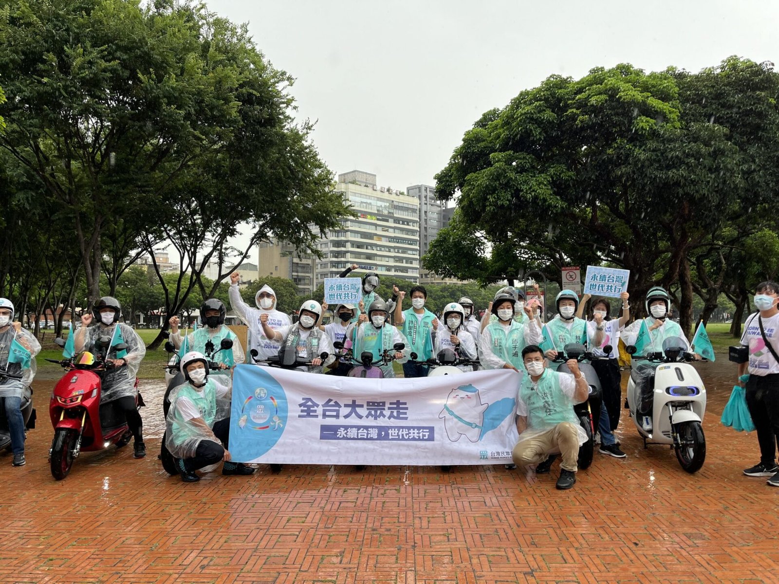 大眾走電動機車隊抵達市民廣場