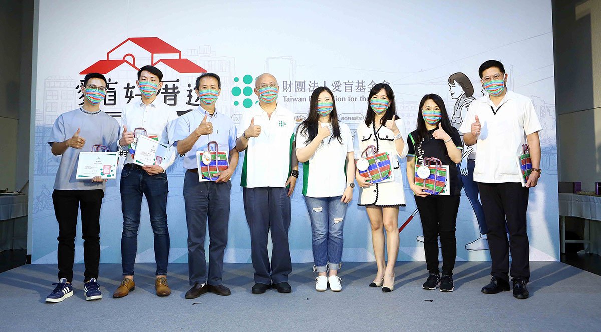 地表最強婆婆鍾欣凌 號召7企業、40藝人 做伙來幫盲 3 感謝愛盲好厝邊愛心企業大合照