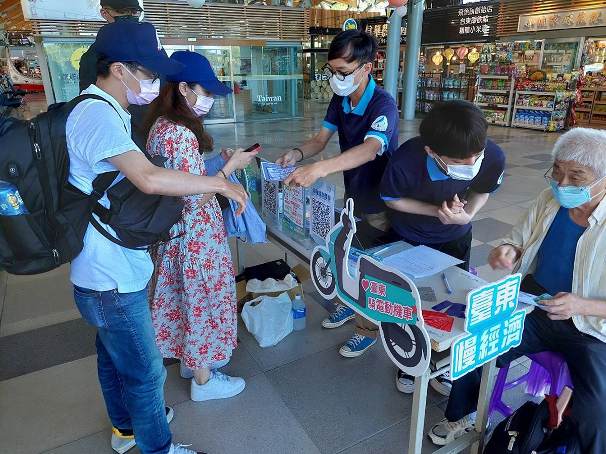 臺東推出我愛騎電動機車看熱氣球 有機會抽中Gogoro及多項好禮 1 騎乘電動機車陪你看熱氣球
