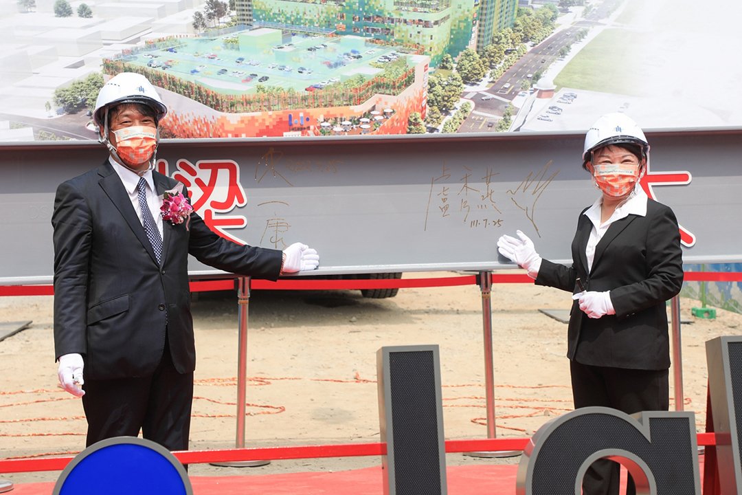 舊城區大翻轉 三井LaLaport購物中心25日上梁 1 盧市長和久一康洋董事長在梁上簽名-寫下歷史性的一刻