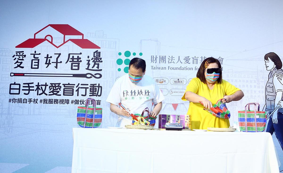 藝人鍾欣凌戴上全黑眼罩，與視障者宜臻手忙腳亂挑戰論斤秤兩比賽
