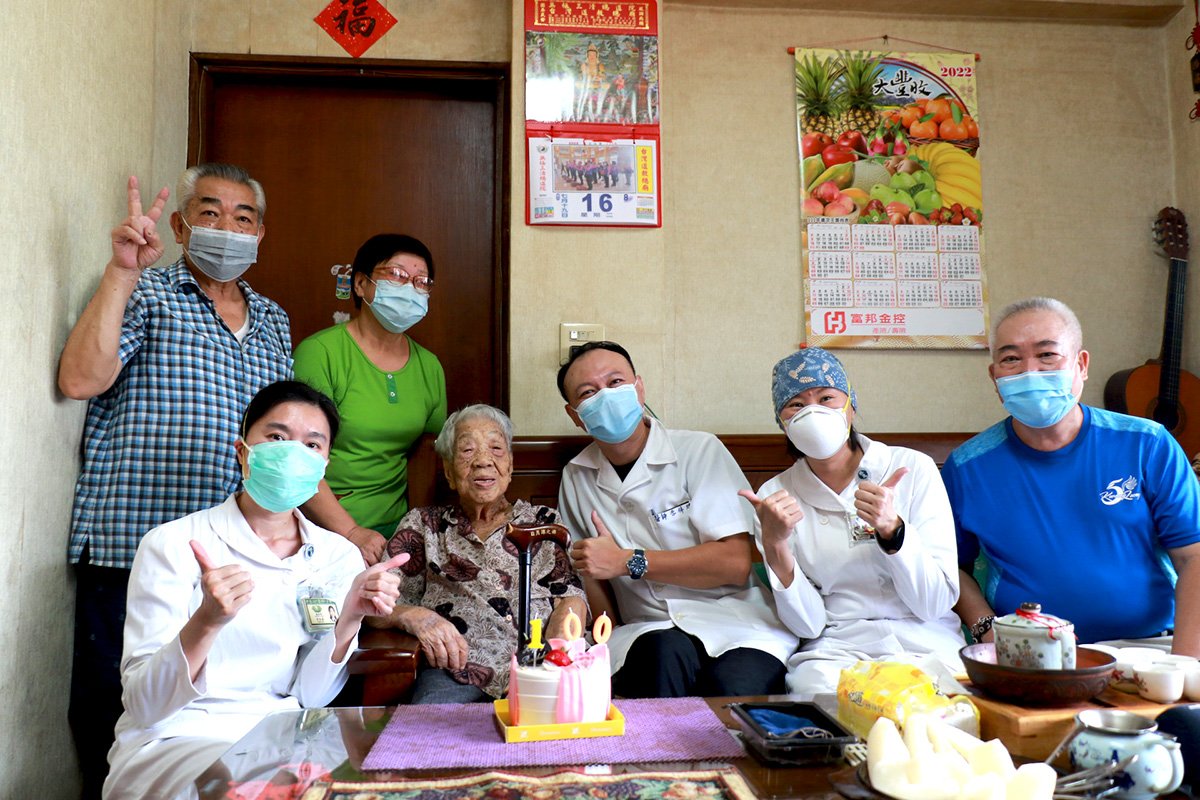 李祥煒主任（右三）率居家醫療團隊為阿嬤（右四）提前慶百歲。