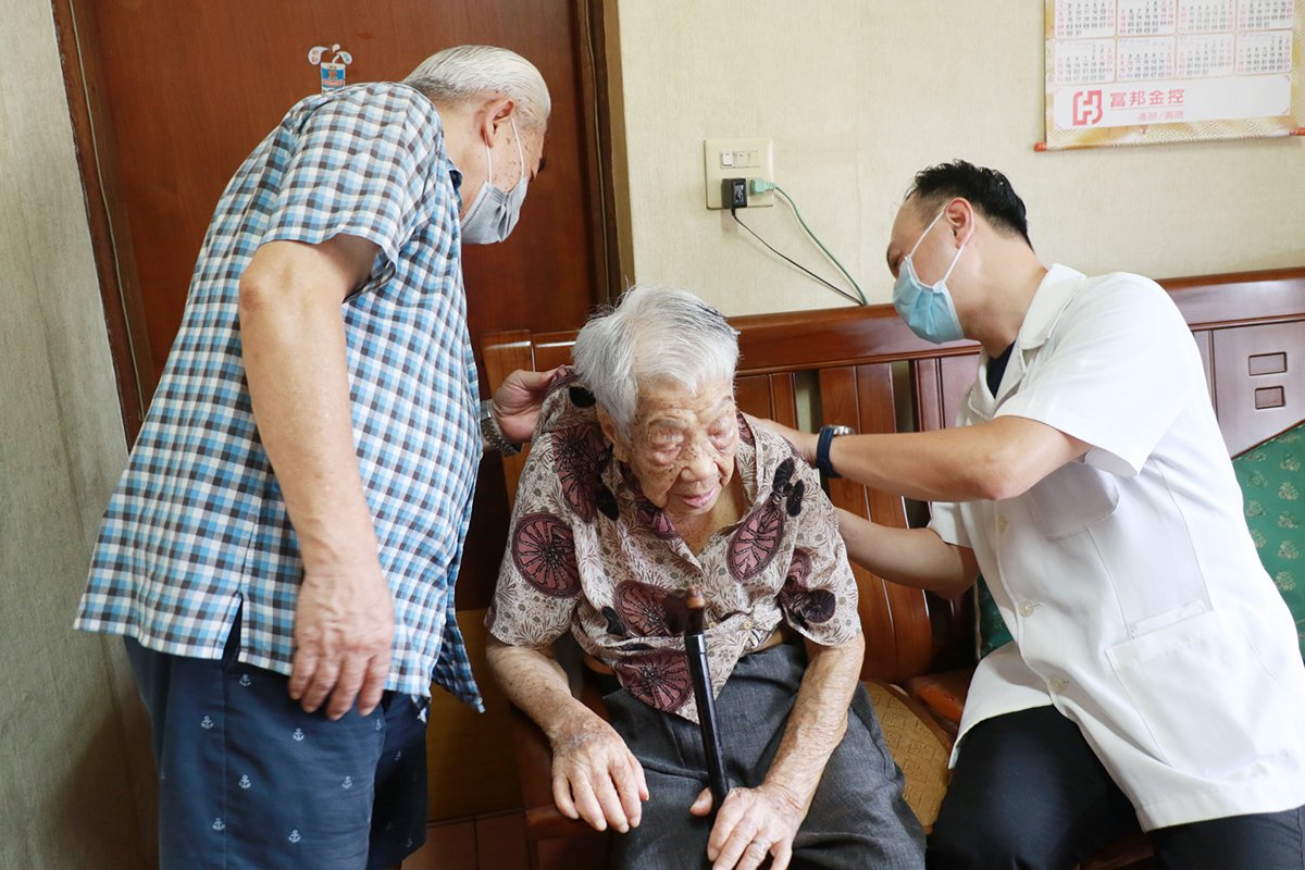 臺中慈濟團隊為居家醫療守護六年百歲人瑞慶生 4 李祥煒主任(右一)診視阿嬤(中)身體狀況。