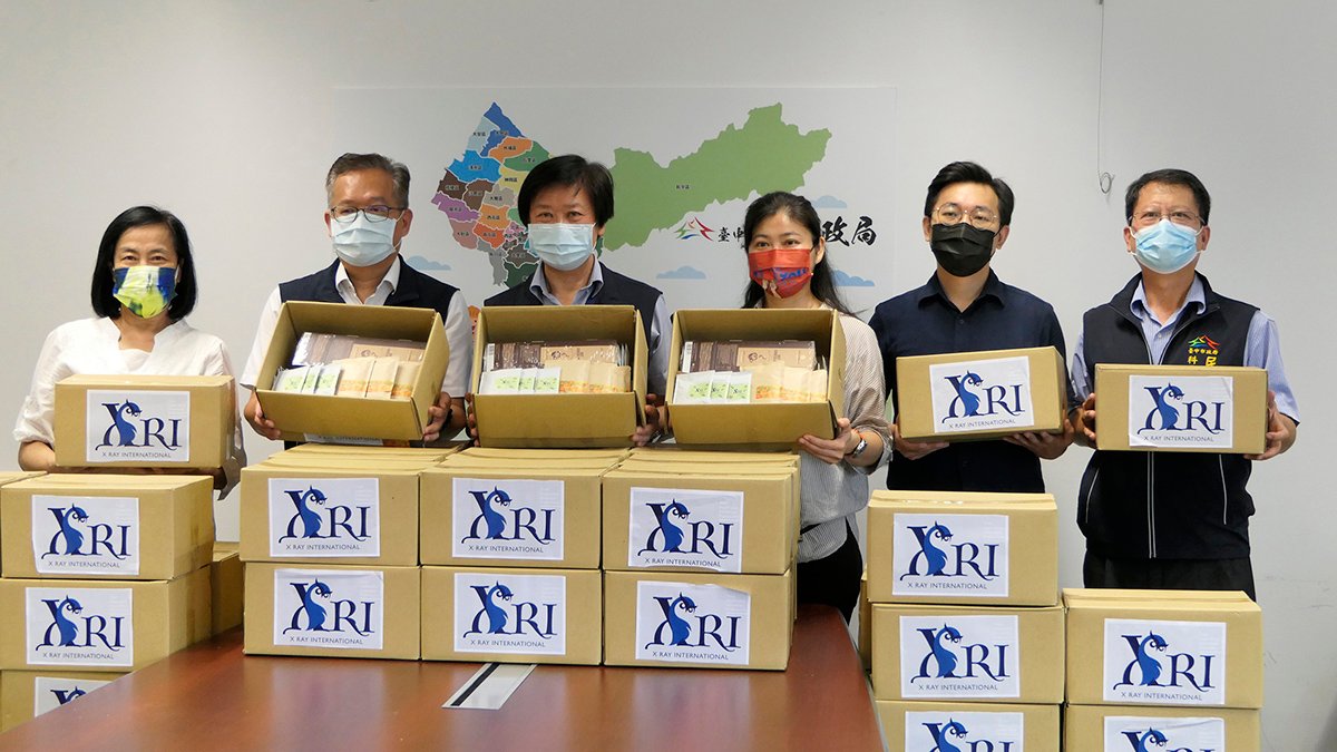 向防疫英雄致敬! 比利時愛瑞呂腕菁獲頒防疫英雄勳章 1 比利時愛瑞國際驗證公司呂腕菁偕同賴慕芬去年捐贈慰勉一線防疫人員,19日獲頒防疫英雄勳章殊榮。