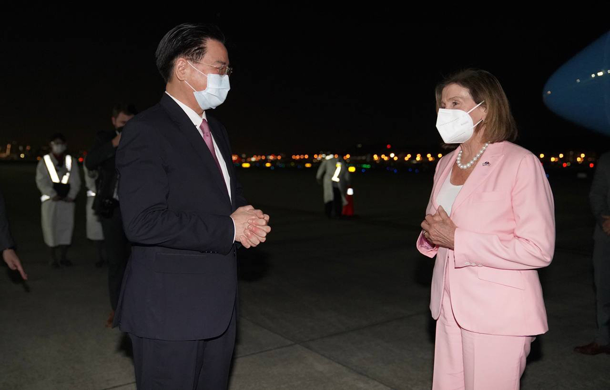 吳釗燮機場迎接美國眾議院議長裴洛西